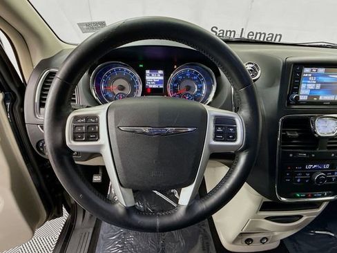 Used 2016 Chrysler Town & Country Touring w/ Driver Convenience Group image 12