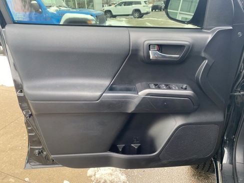 Used 2020 Toyota Tacoma TRD Off-Road image 10