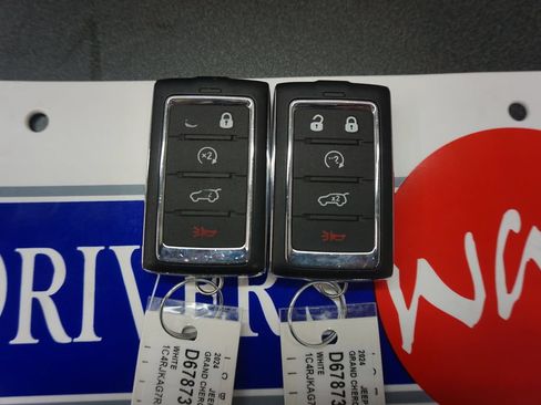 Used 2024 Jeep Grand Cherokee L Altitude AWD/4WD image 18