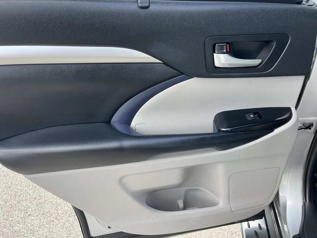 Used 2019 Toyota Highlander XLE AWD/4WD image 20