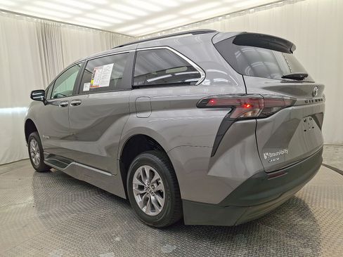 Used 2026 Toyota Sienna XLE FWD image 17