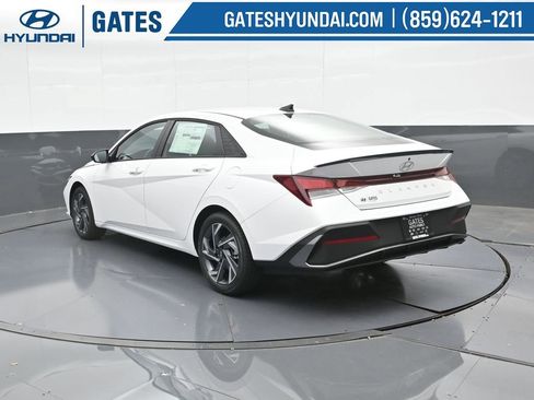 Used 2025 Hyundai Elantra Sport image 8