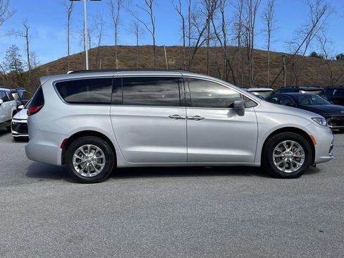 Used 2022 Chrysler Pacifica Touring-L image 24