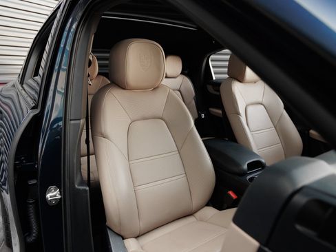 Certified 2025 Porsche Cayenne E-Hybrid Coupe AWD/4WD image 37