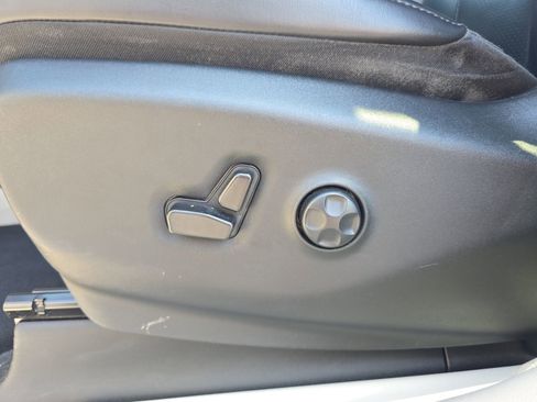 Used 2023 Chrysler Pacifica Touring-L image 17