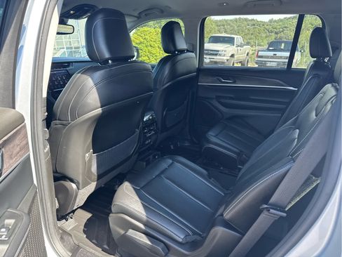 Used 2024 Jeep Grand Cherokee L Limited w/ Black Appearance Package AWD/4WD image 9