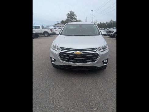 Used 2020 Chevrolet Traverse LT image 3