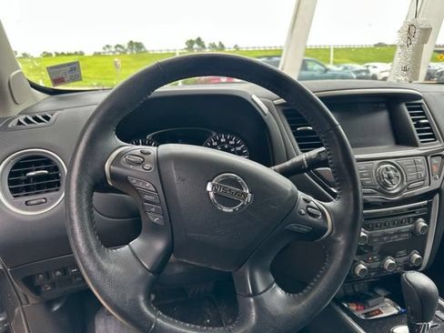 Used 2019 Nissan Pathfinder SL FWD image 9