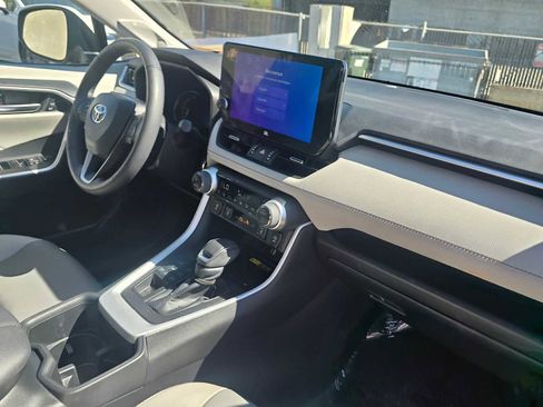 Used 2023 Toyota RAV4 XLE Premium image 12