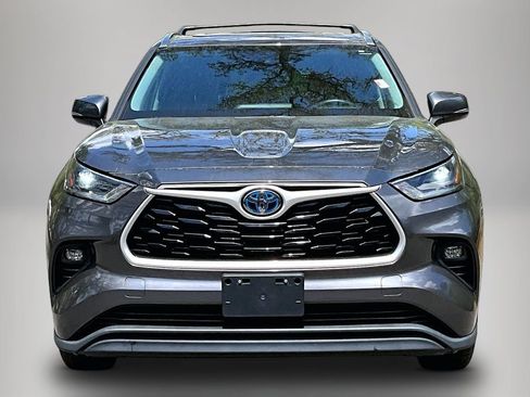 Used 2021 Toyota Highlander XLE AWD/4WD image 3