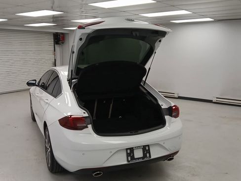 Used 2019 Buick Regal Essence w/ Driver Confidence Package I image 5