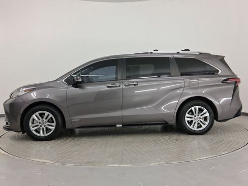 Used 2021 Toyota Sienna Limited image 2