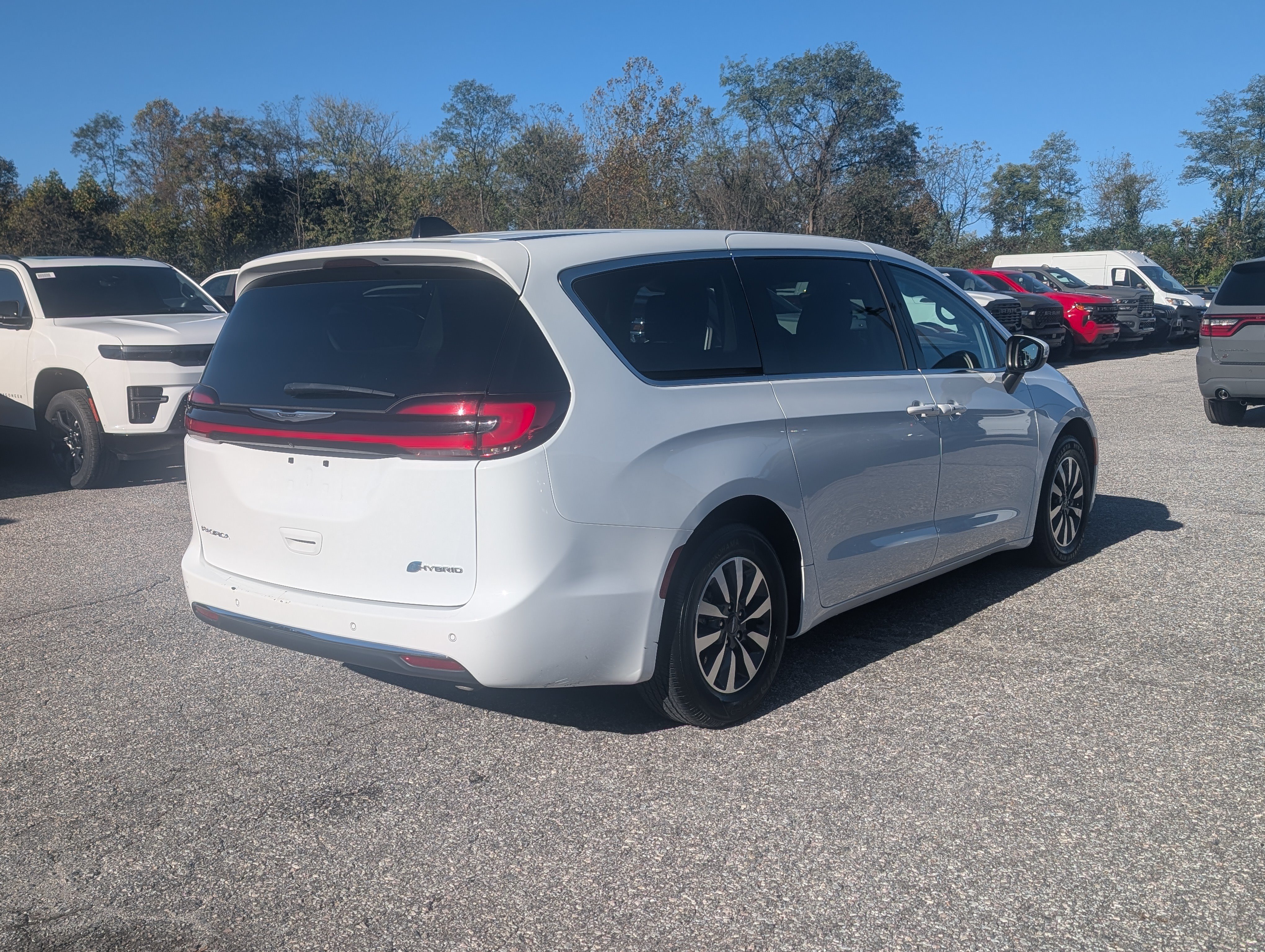Used 2023 Chrysler Pacifica Touring-L FWD image 5
