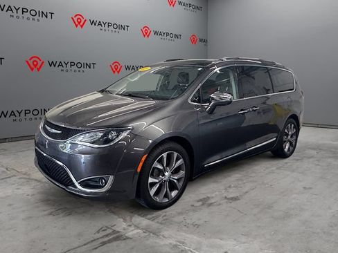 Used 2019 Chrysler Pacifica Limited w/ Tire & Wheel Group FWD image 10