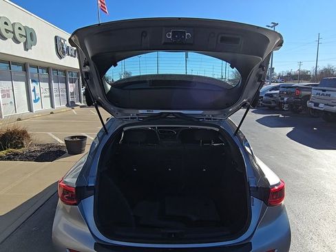 Used 2017 INFINITI QX30 Base image 16