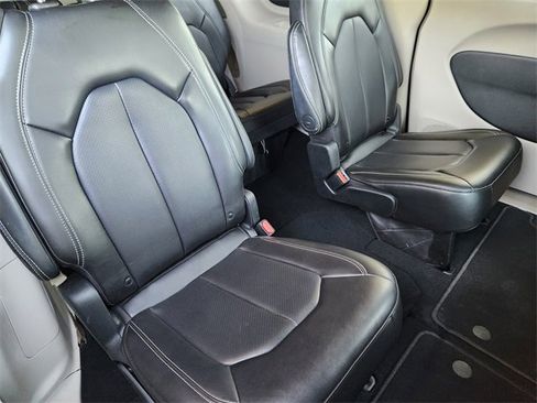 Certified 2024 Chrysler Pacifica Touring-L image 27