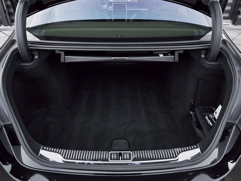 Used 2024 Mercedes-Benz S 580 4MATIC Sedan w/ AMG Line image 18