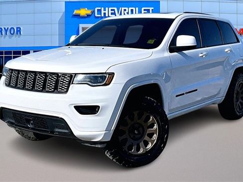 Used 2020 Jeep Grand Cherokee Altitude image 3