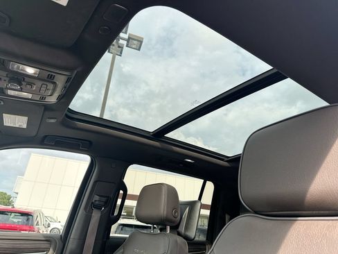 Used 2023 GMC Yukon XL Denali w/ Denali Reserve Package AWD/4WD image 11