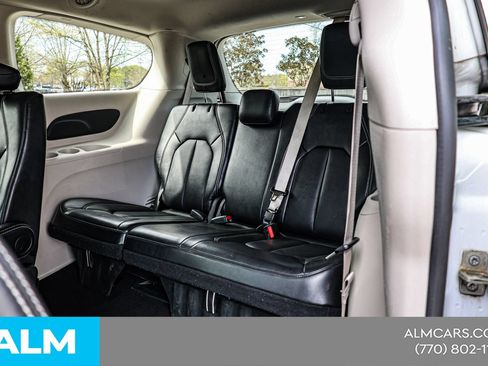 Used 2024 Chrysler Pacifica Touring-L FWD image 19