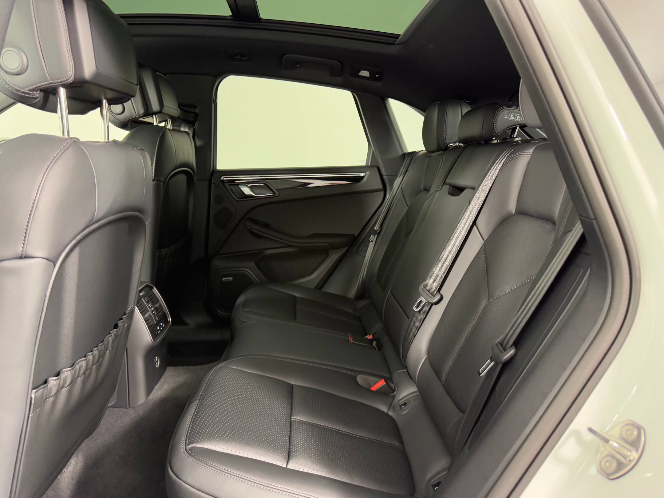 Certified 2026 Porsche Macan AWD/4WD image 23