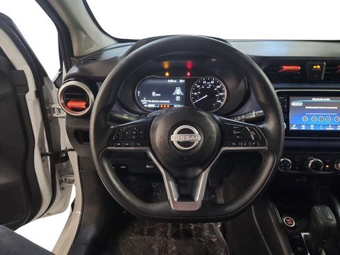 Used 2023 Nissan Versa SV image 11