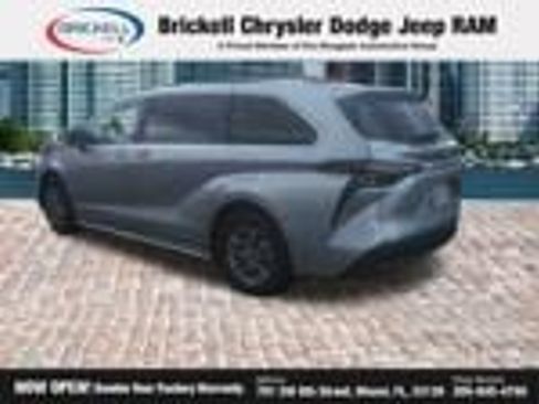 Used 2024 Toyota Sienna XLE FWD image 21