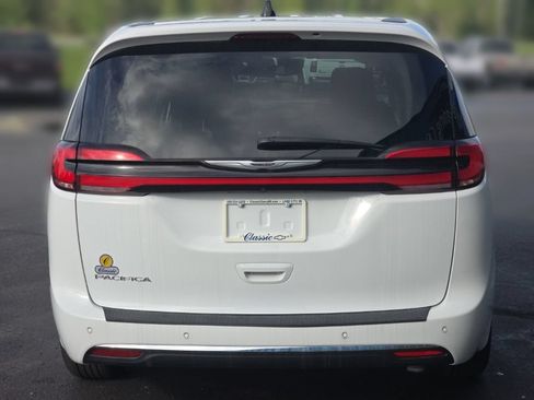 Used 2024 Chrysler Pacifica Touring-L FWD image 5