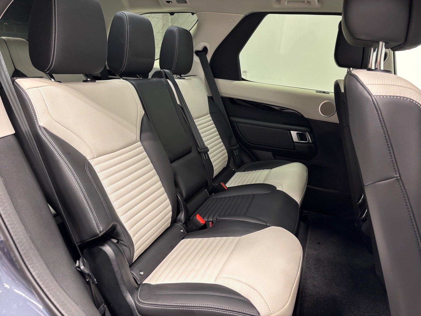 New 2025 Land Rover Discovery S AWD/4WD image 38