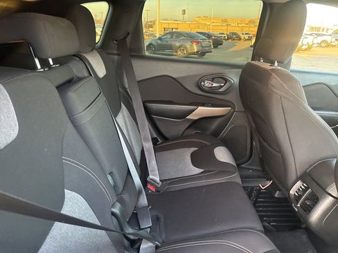 Used 2018 Jeep Cherokee Latitude w/ Altitude Package image 31