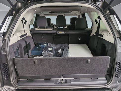 Certified 2025 Land Rover Discovery Dynamic SE image 26