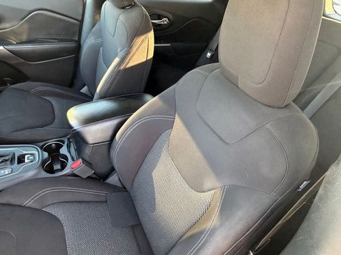 Used 2019 Jeep Cherokee Latitude w/ Popular Appearance Group FWD image 27