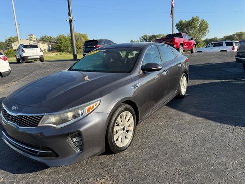Used 2018 Kia Optima S image 2