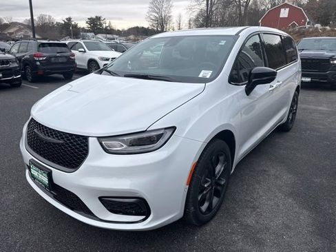 New 2026 Chrysler Pacifica Select image 3
