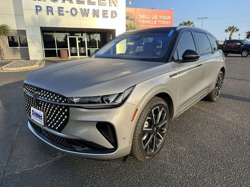 Used 2024 Lincoln Nautilus Reserve image 2