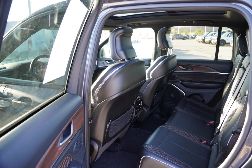 Used 2025 Jeep Grand Cherokee Summit w/ Obsidian Package AWD/4WD image 17