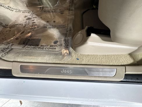 Used 2014 Jeep Grand Cherokee Overland w/ Advanced Technology Group image 19