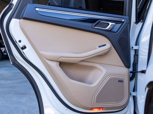 Certified 2025 Porsche Macan image 40