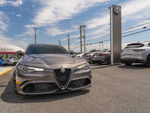 Used 2018 Alfa Romeo Giulia Quadrifoglio RWD image 12