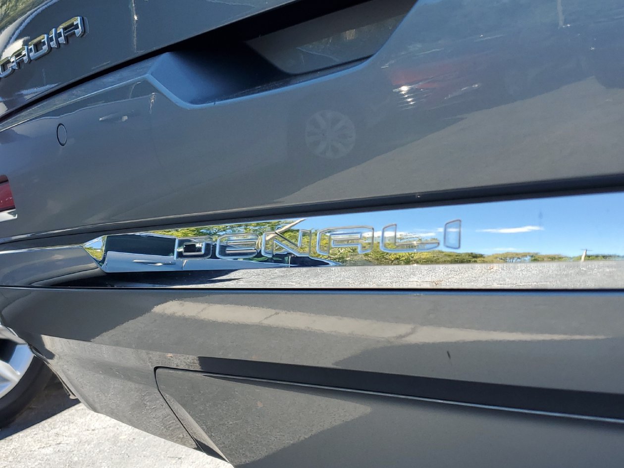 Used 2023 GMC Acadia Denali w/ Denali Ultimate Package FWD image 8