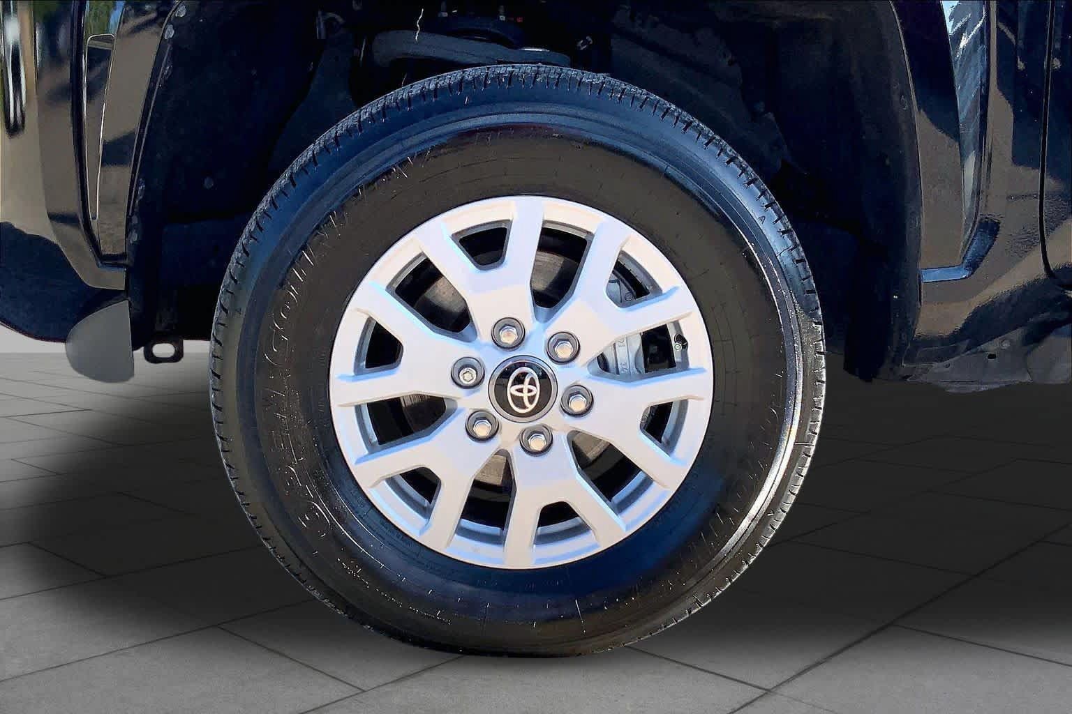 Used 2025 Toyota Tacoma SR5 AWD/4WD image 11