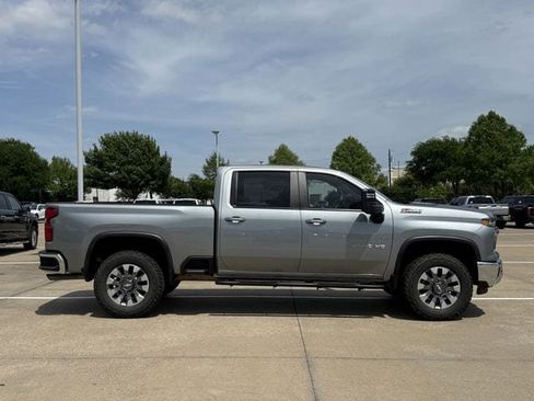 Used 2024 Chevrolet Silverado 2500 LT AWD/4WD image 3