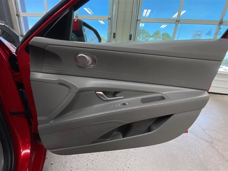 Used 2021 Hyundai Elantra SE FWD image 27