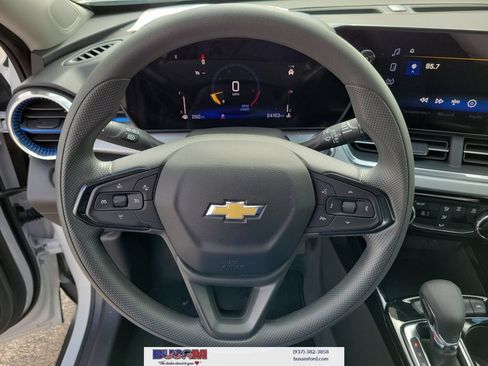 Used 2025 Chevrolet Trax LT FWD image 21