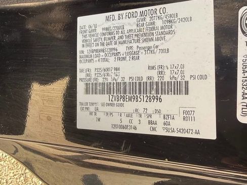 Used 2011 Ford Mustang Convertible image 7