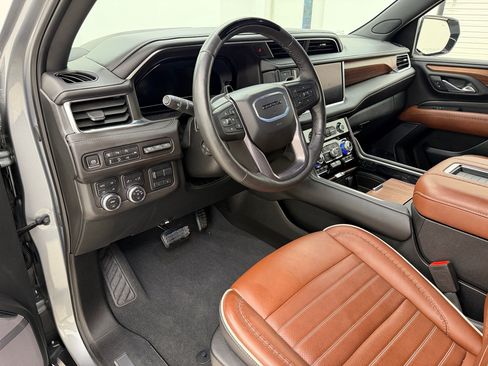Used 2024 GMC Yukon Denali Ultimate AWD/4WD image 4