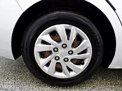 Used 2017 Hyundai Elantra SE image 19