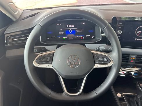 Used 2025 Volkswagen Jetta SE w/ Sunroof Package FWD image 18