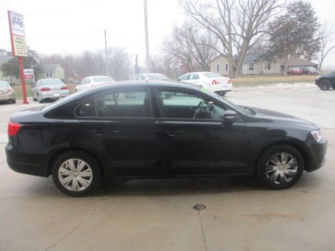 Used 2011 Volkswagen Jetta SE image 2