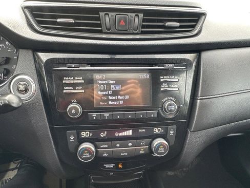 Used 2017 Nissan Rogue SV AWD/4WD image 36